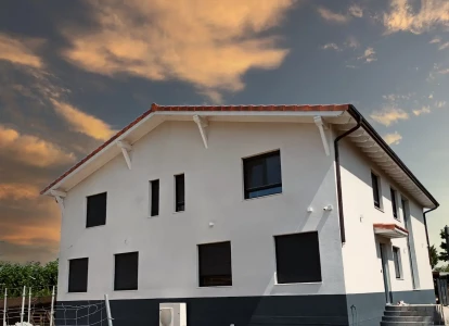 Sistema SATE aislamiento de EPS de 8cm. Casa grandes, de dos plantas, de estilo clásico.