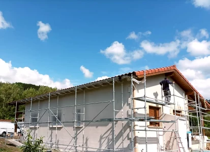 Sistema SATE Aquapanel acabado en corcho proyectado Elasticover TECH Casa unifamiliar de una sola planta con andamios para aplicación de aislamiento térmico de la marca elasticover, en OROZKO (Bizkaia).