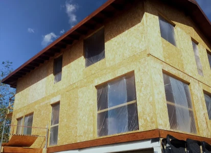 Sistema SATE colocado y listo para la aplicación del corcho proyectado de textura ELASTICOVER FINE. Casa unifamiliar de dos plantas con los paneles de aislamiento térmico colocados y listo para la aplicación de Elasticover Fine.