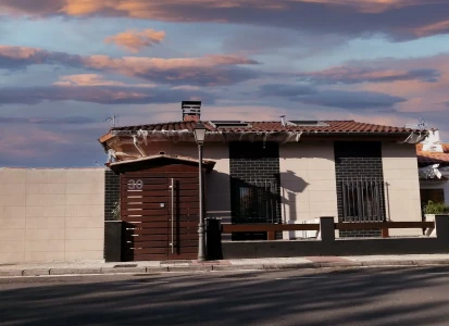 Aplicación de ELASTICOVER FINE y ELASTICOVER TECH imitación a ladrillo. Vista frontal de una casa unifamiliar a la que se ha aplicado ELASTICOVER FINE y ELASTICOVER TECH imitando ladrillos y bloques.