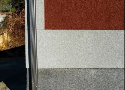 Aplicación de corcho proyectado ELASTICOVER TECH. Bungalows en Bizcaia.