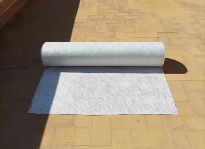 Impermeabilización de terraza con fibra MAT Y ELASTICOVER IMPER. Rollo de fibra MAT, en el suelo de la terraza, para impermeabilización de terrazas.