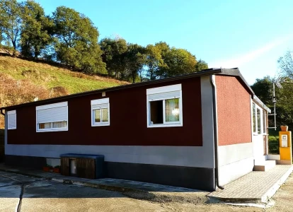 Aplicación de corcho proyectado ELASTICOVER TECH. Bungalows en Bizcaia.