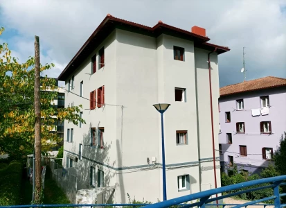 Aplicación de ELASTICOVER TECH. Edificio de cuatro plantas con aislamiento térmico en su fachada.