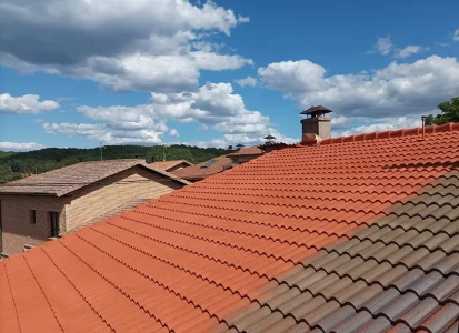 Aplicación de corcho proyectado ELASTICOVER TECH. Tejado, de casa unifamiliar, de tejas rojas.