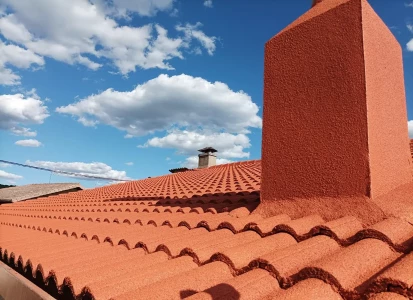 Aplicación de corcho proyectado ELASTICOVER TECH. Tejado, de casa unifamiliar, de tejas rojas.