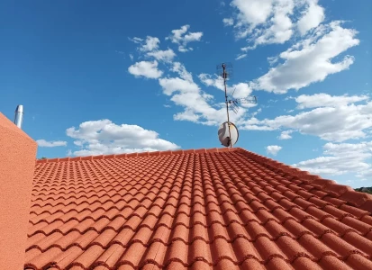 Aplicación de corcho proyectado ELASTICOVER TECH. Tejado, de casa unifamiliar, de tejas rojas.